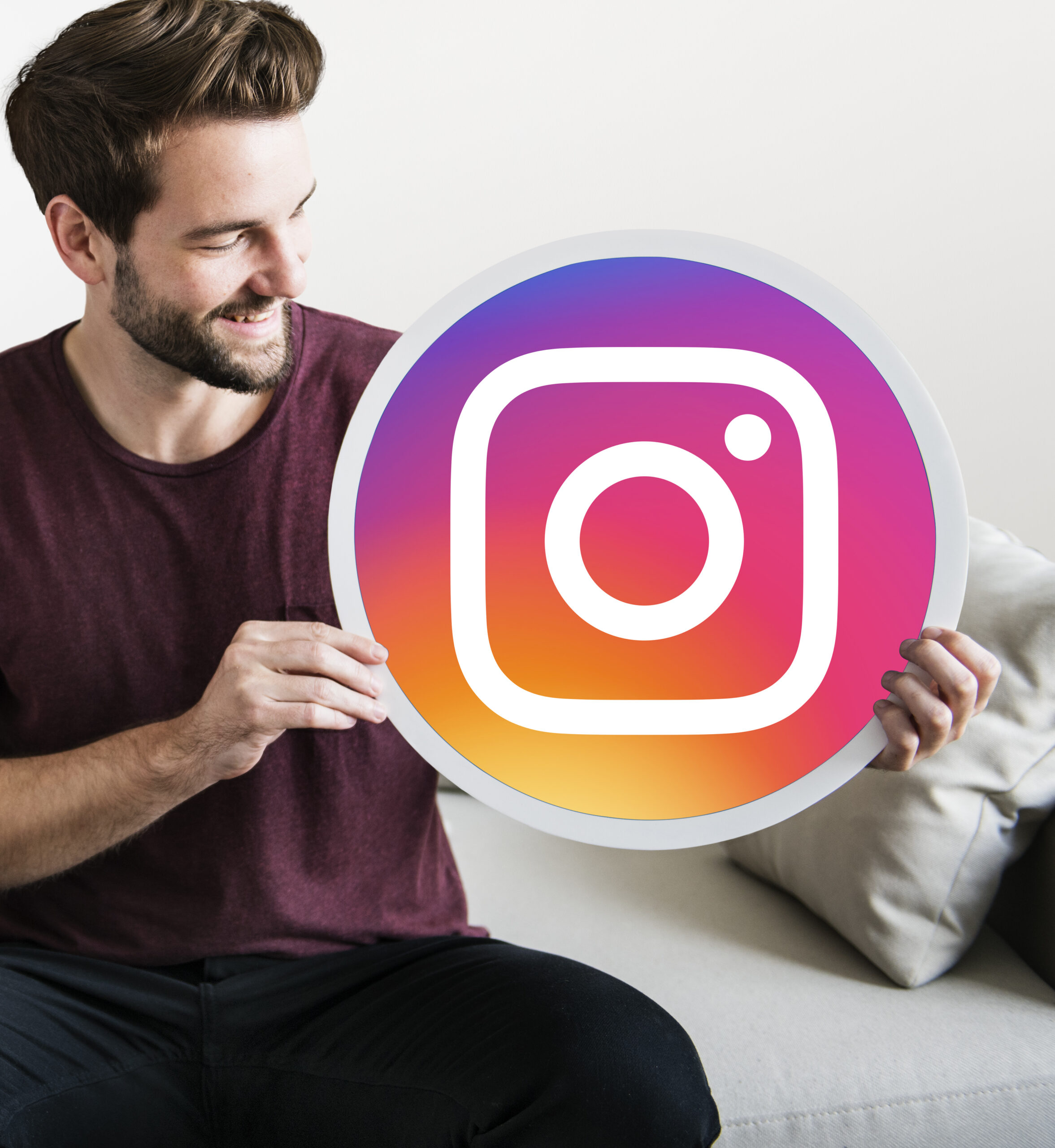 Uomo con il logo di Instagram